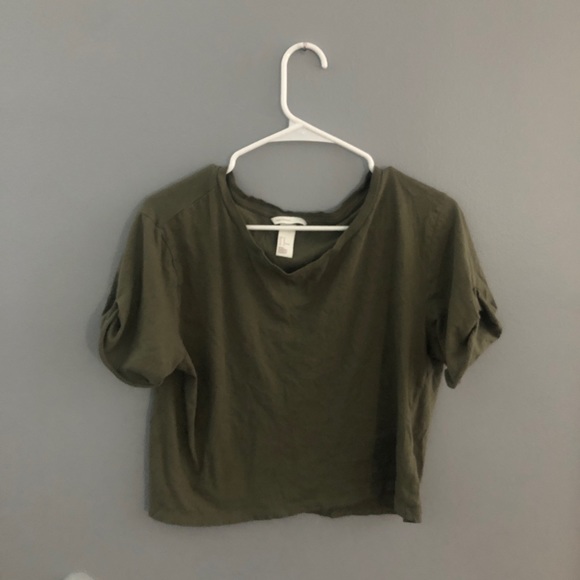 H&M Tops - H&M Olive cropped tee